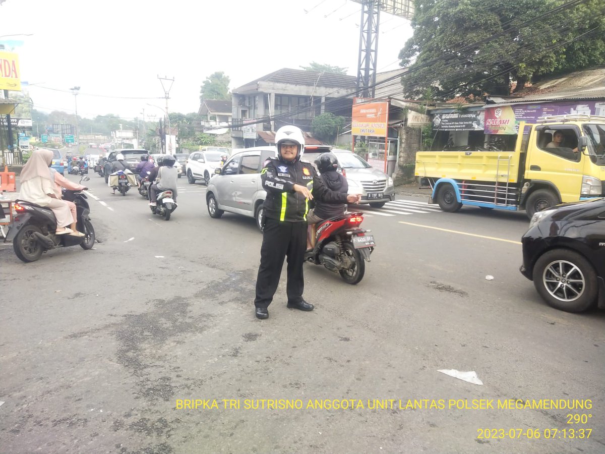 PMegamendung's tweet image. Anggota lantas Polsek Megamendung Bripka Tri Sutrisno giat gatur lalin pagi di simpang pasir muncang gadog antisipasi kemacetan di jalur puncak, Kamis (6/7/2023).