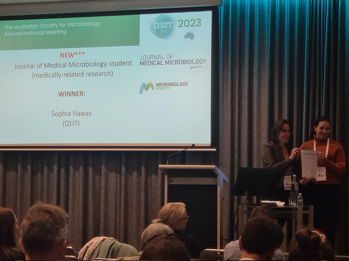 WINNER! ✨️🎉 @SciSoph receiving an #ASM2023 @AUSSOCMIC poster prize for her fabulous work, wahoo! 👏