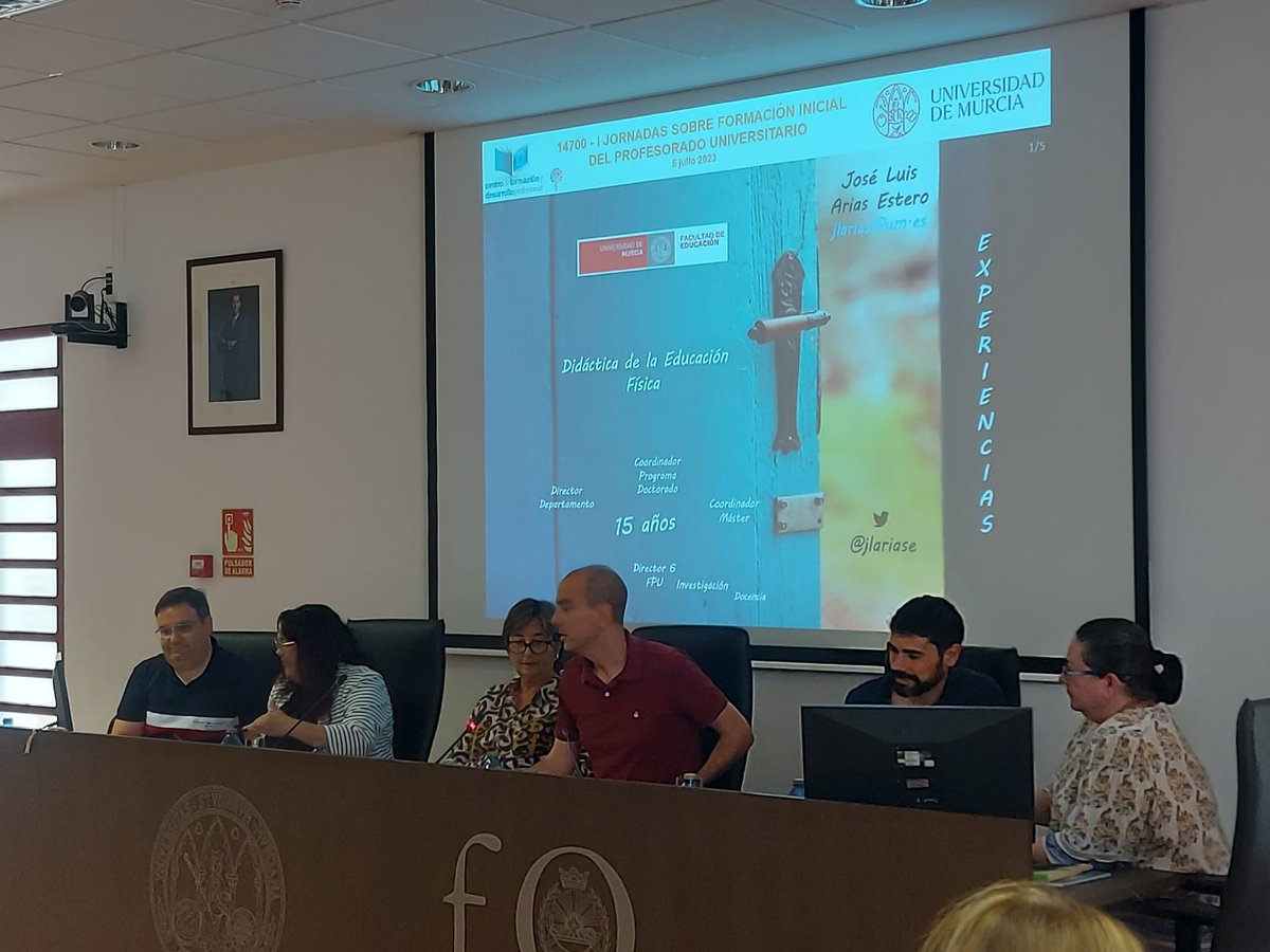 Jlariase's tweet photo. Ayer, desde la @EducacionUm aportamos un granito de arena más en las I Jornadas sobre formación inicial del profesorado de la @UMU Felicidades @IreneSnchezCar1 por el trabajazo y resto de compis por el gran nivel mostrado 🧑🏫👨🏫 #BTeamEsp https://t.co/Pw4IVQWy0N