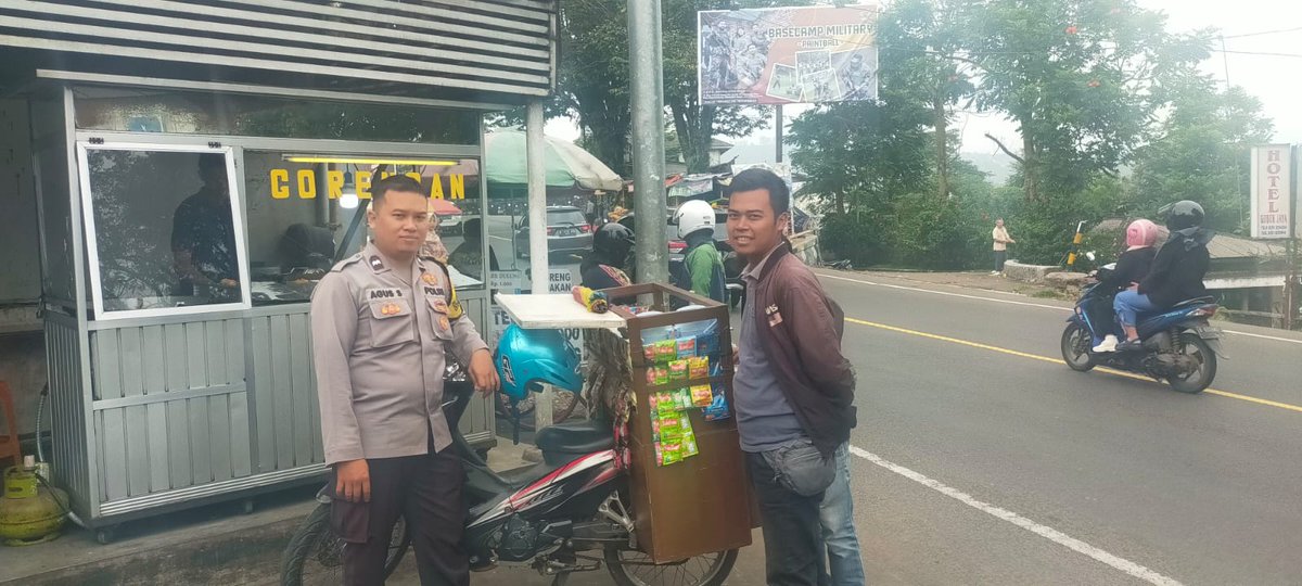 PMegamendung's tweet image. Bhabinkamtibmas Desa Cipayung Polsek Megamendung Aipda Agus giat sambang warga dan memberikan himbauan kamtibmas untuk menciptakan keamanan dan ketertiban di wilayah desa binaan, Kamis (6/7/2023).