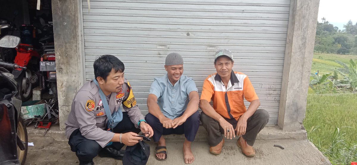 PMegamendung's tweet image. Bhabinkamtibmas Desa Sukaresmi Polsek Megamendung Aipda Roni giat sambang warga dan memberikan himbauan kamtibmas untuk menciptakan keamanan dan ketertiban di wilayah desa binaan, Kamis (6/7/2023).