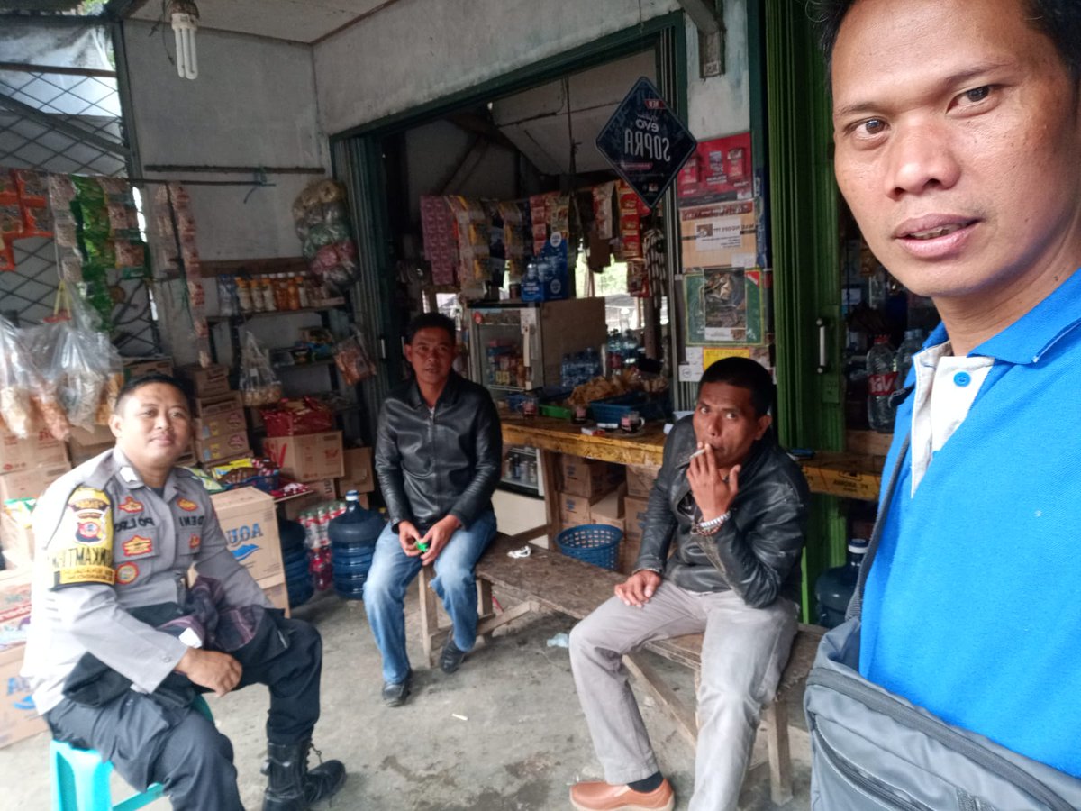 PMegamendung's tweet image. Bhabinkamtibmas Desa Sukagalih Polsek Megamendung Bripka Deni Safarudin giat sambang warga dan memberikan himbauan kamtibmas untuk menciptakan keamanan dan ketertiban di wilayah desa binaan, Kamis (6/7/2023).