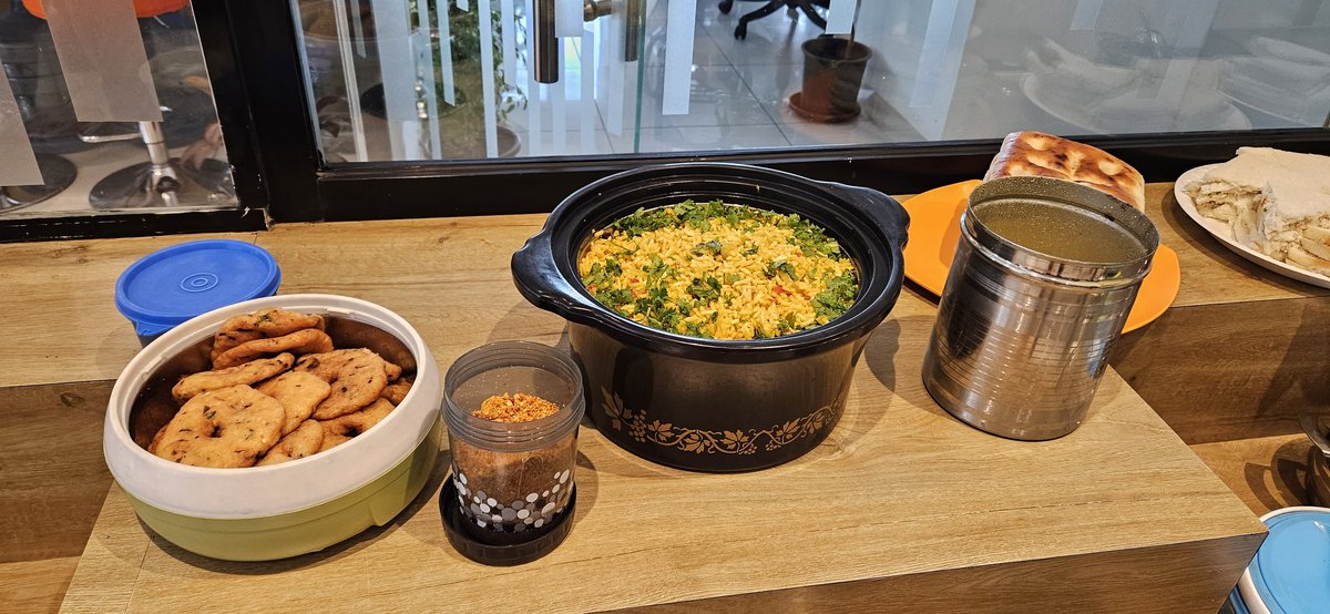 Iamkanchisreenu's tweet image. Potluck at Office.

#SingleView #Potluck #Breakfast #Foodie #fooddiaries