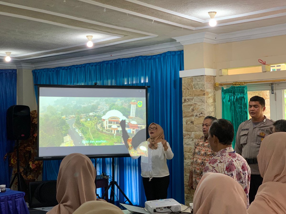 PMegamendung's tweet image. Bhabinkamtibmas Desa Megamendung Bripka Hermawan giat menghadiri rapat stunting di kantor desa Megamendung, Kamis (6/7/2023).