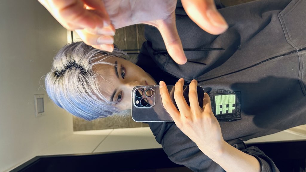 joyfulmarkly's tweet photo. his mirror selca game is getting stronger and stronger https://t.co/MfIxXhtm9Y