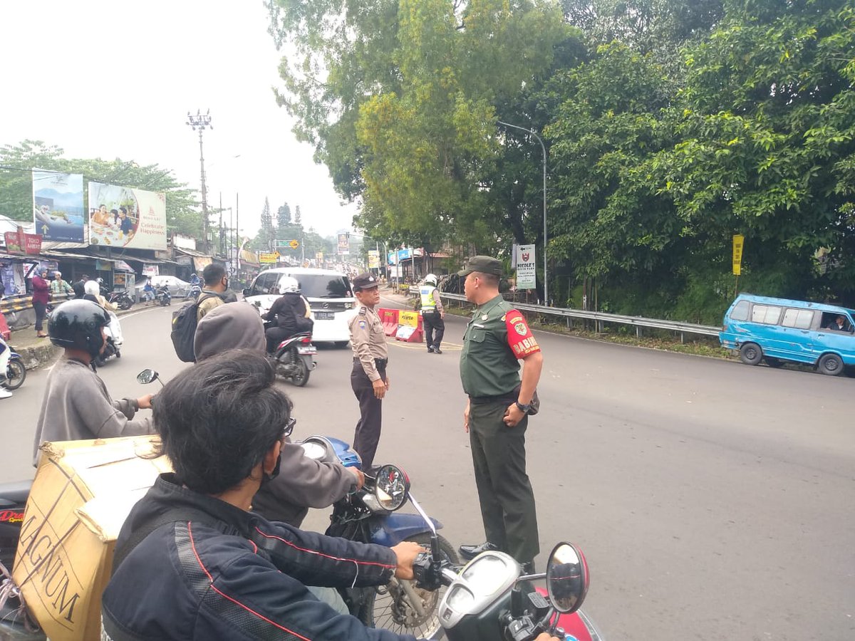 PMegamendung's tweet image. Bhabinkamtibmas Desa Pasir angin Aiptu Nana dan Babinsa pasir angin giat gatur jalin di simpang pasir angin dalam rangka antisipasi kemacetan di simpang pasir angin jln raya puncak Cipayung, Kamis (6/7/2023).