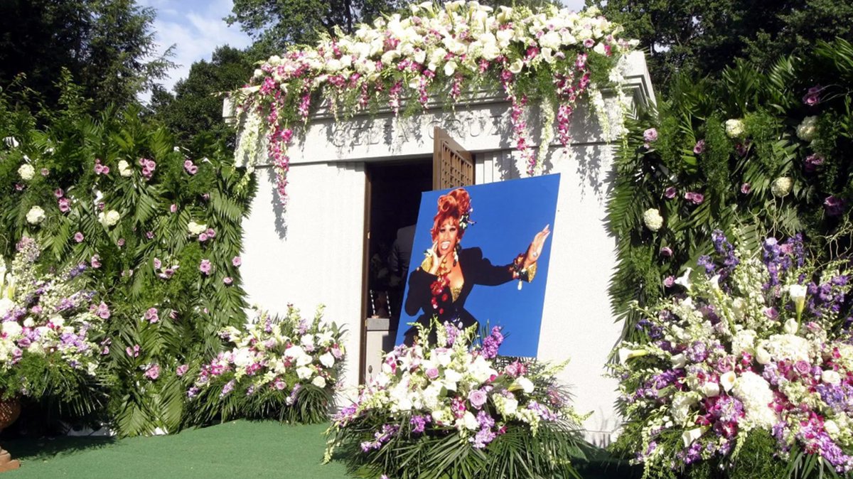 El cementerio del Bronx abrirá el #mausoleo de #CeliaCruz en el 20 aniversario de su muerte bit.ly/44tpx9u

👉🏼El 16 de julio el tradicional desfile cubano de Nueva York estará también dedicado a la famosa cantante