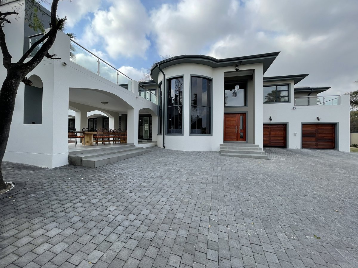 SplashAfrika's tweet photo. It doesn’t matter what size the house is, we will make it a home that you and your family deserve… 

Namibian Sunset SALL11 (main) 
Egyptian Arabian Desert KAIRO (brown feature) 
Senegalese Great Green Wall GREEN FOREST (green/grey feature)

#beforeandafter #dreamincolour https://t.co/tHU0EaXvlo