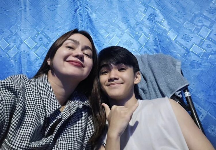 _dsrgrce's tweet photo. “Magulo ang mundo ng showbiz” but in her case, it’s an escape 🙂❤️😘 Good thing na malilibang ka today with David 😘😘
#GandangKara
#DavidRemo https://t.co/goeqLgkFw1