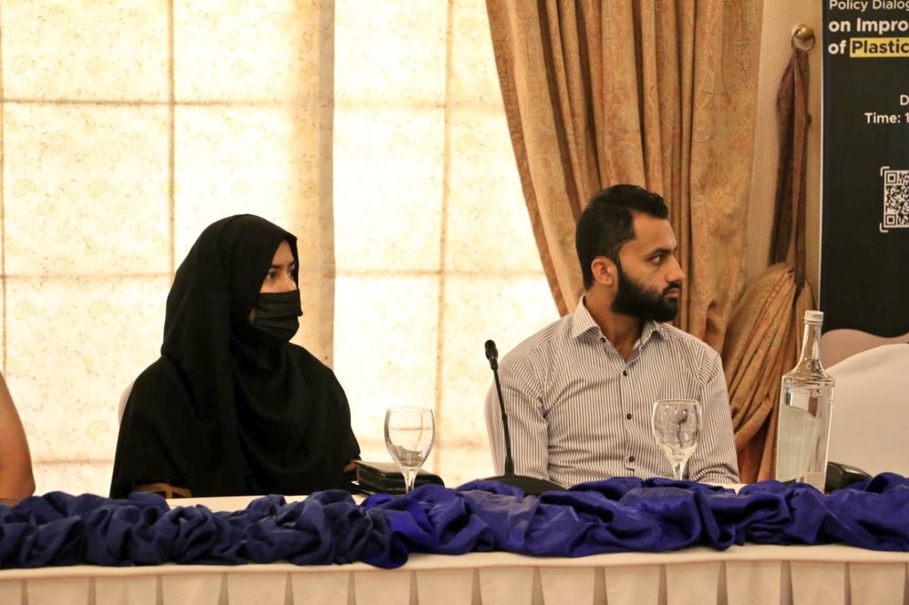 PCF_SaveHorizon's tweet photo. @SDPIPakistan organized a Policy Dialogue on Improving the Effectiveness of Plastic Bags Ban.
@Murtazahabib01  @mnouman_ahsan participated in the insightful roundtable discussions &amp; Usman Fayyaz, a dedicated member of #WeFixers, joined as a speaker. 

#BeatPlasticPollution https://t.co/KnbTgwVpve