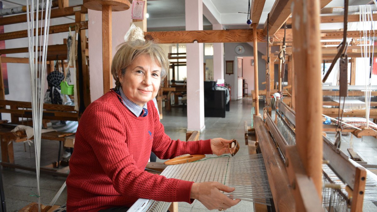 TC_Zonguldak's tweet photo. 📌Geleneksel sanatları ve sanatçıları desteklemek,yeni ustalar yetiştirmek, geleneksel sanatların üretimlerini artırarak,geniş kitlelere ulaşmasını sağlamak amacıyla her yıl  belirlenen "Somut Olmayan Kültürel Miras Taşıyıcıları"arasına Nilgün Efes'de Elpek Bezi ile katıldı👏 https://t.co/vhdDMVM8mc