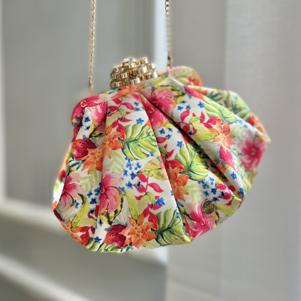 Los #bolsos más 🔝🔝🔝
te esperan en nuestra boutique en calle GARCÍA ALIX, 9 de ALMERÍA 😍♥️😍
.
.
Se realizan envíos a toda España. 
.
.
#airun #airuntocados #tocadosairun #prendido #prendido_trasero #novia #bride #bridal #boda #wedding #bag #bolso