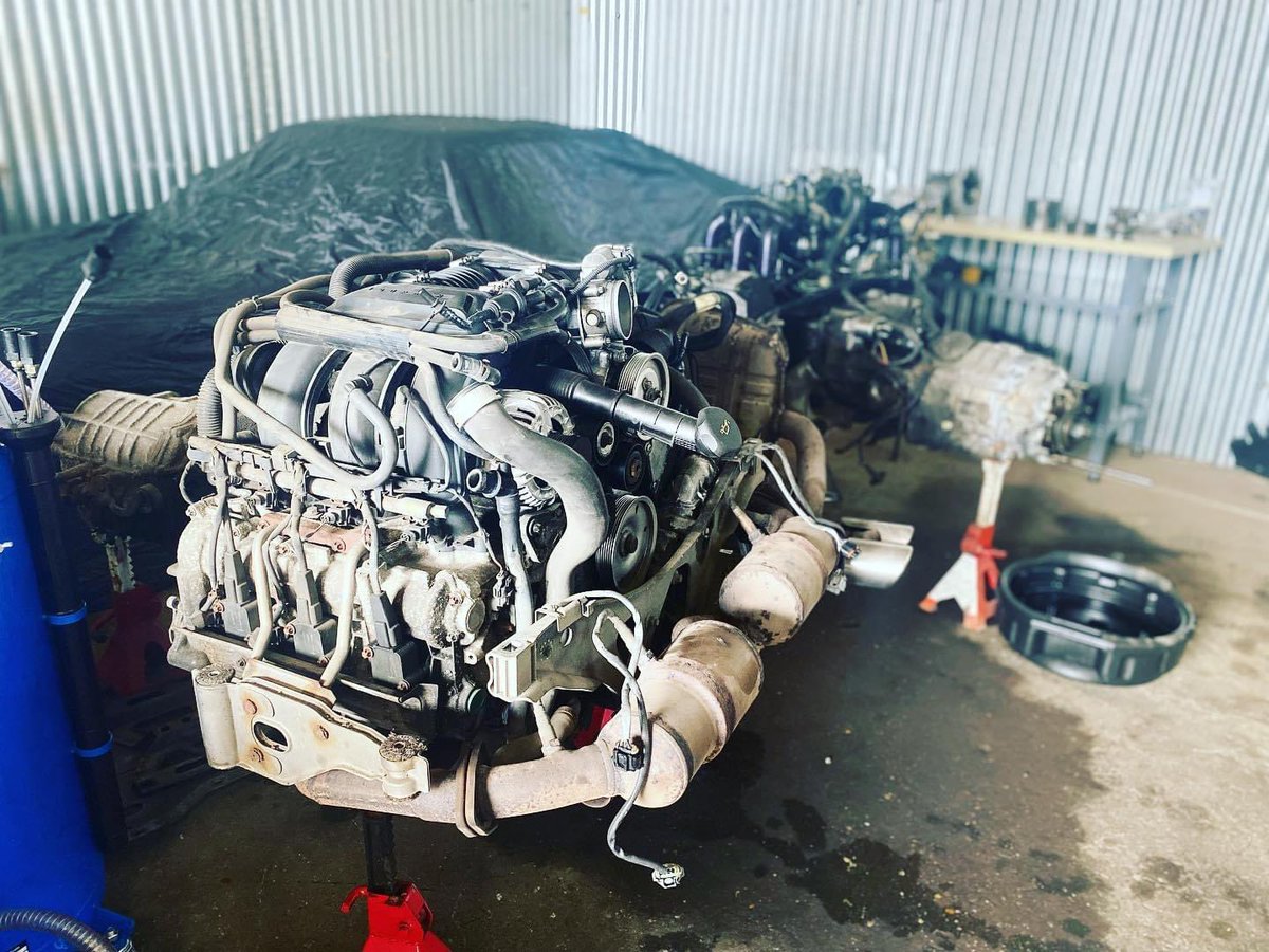 Not one, but two engines out yesterday. 964 for some gearbox issues and 997 with timing problems. No more big jobs for a while please! 🤣 #aircooled #watercooled #porsche #bedfordshire