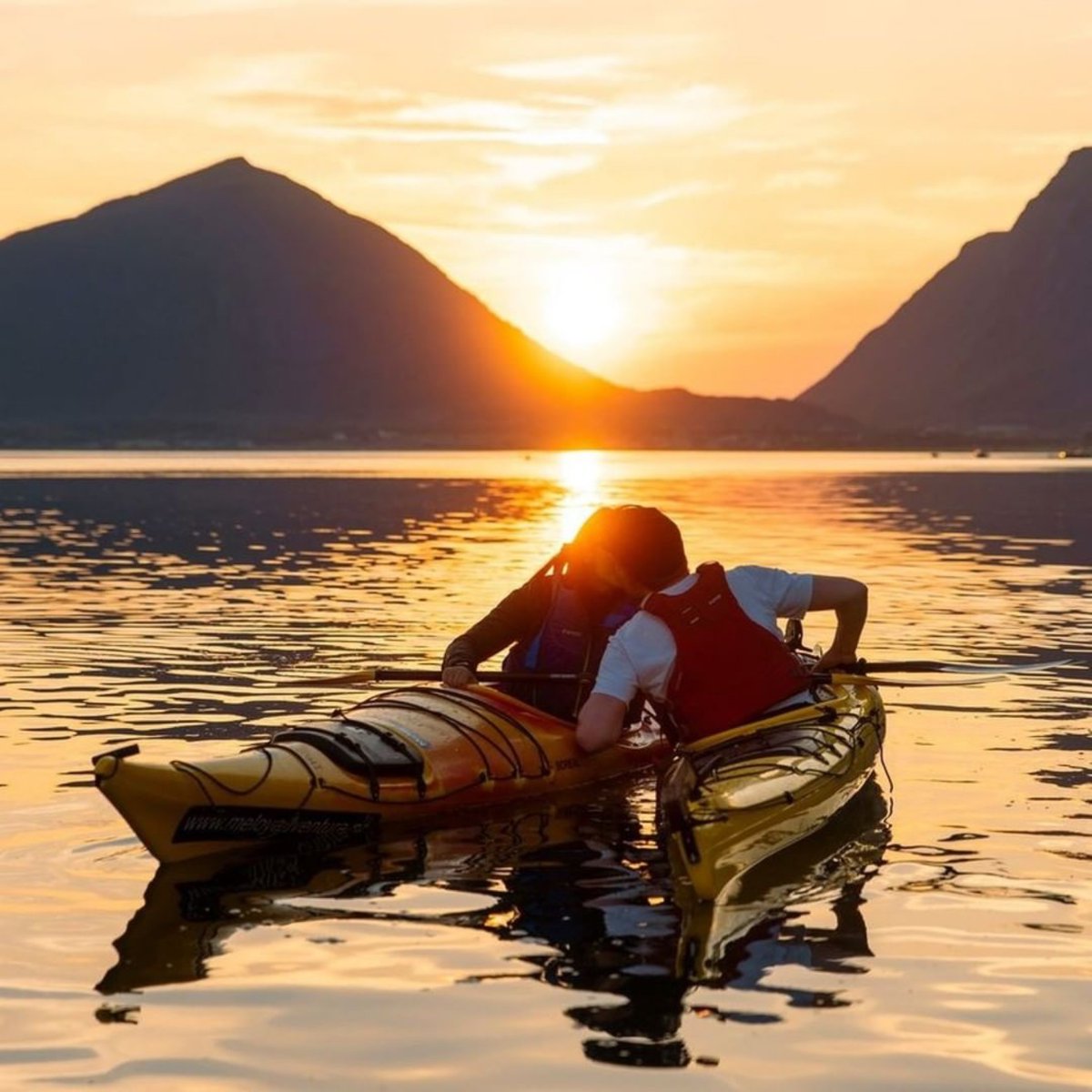 visitnorway's tweet photo. It's International Kissing Day 💋😘 #worldkissingday 
📸 IG / meloyadventure https://t.co/ezZM6dRxNM