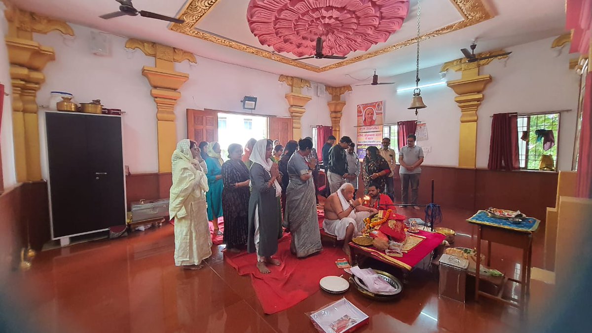 SSMVBhilai's tweet photo. श्री शंकराचार्य महाविद्यालय मे स्थापना दिवस के पावन उपलक्ष्य पर मां भगवती राजराजेश्वरी त्रिपुर सुंदरी ललिताम्बां देवी जी का विधिवत वेदोक्त पूजन अर्चन एवं भोग समर्पित कर हर्षोल्लास के साथ मनाया गया.... https://t.co/KoENbFx5xT