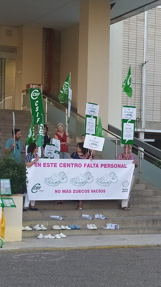 Esta es la política que trae la derecha. Lo más sagrado,  la sanidad pública, en precario. En la puerta del Hospital Provincial de Córdoba.
