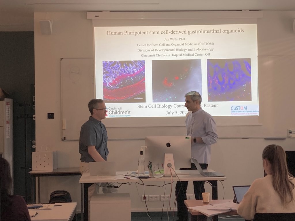 Jim Wells (here w/ <a href="/LabTajbakhsh/">Tajbakhsh lab</a>) giving a masterful lecture on the development and clinical uses of Gastrointestinal organoids. From DevBio to the clinic. #ASCB curse <a href="/institutpasteur/">Institut Pasteur, since 1887</a>