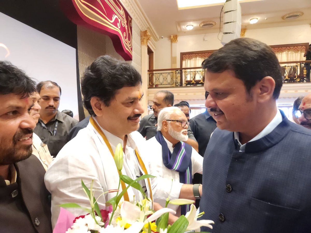 dhananjay_munde's tweet photo. राज्याच्या कॅबिनेट मंत्री पदी नियुक्ती झाल्यानंतर मुख्यमंत्री मा. @mieknathshinde साहेब व उपमुख्यमंत्री मा. @Dev_Fadnavis साहेब यांची सदिच्छा भेट घेतली व आभार व्यक्त केले. https://t.co/Tw96kbbL8m