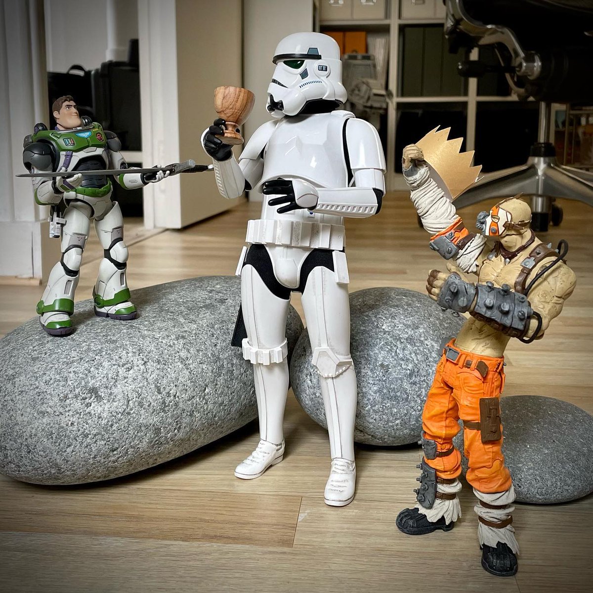 anthoatana's tweet image. Sacré Graal #holygrail #terrygilliam #monthypython #stormy #stormtrooper #buzzlightyear #krieg #borderlands #shfiguarts #hottoys #disney #starwars #escalibur #kingarthur #toy #toystory #toystagram #toyphotography #actionfigures