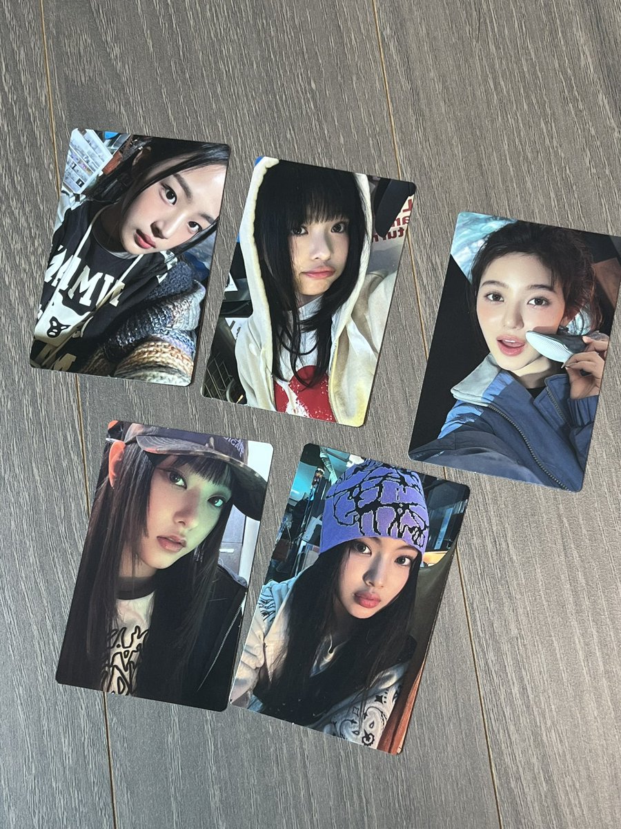 qwer_ty3's tweet photo. 뉴진스 버니즈클럽 멤버쉽 키트 공식 팬클럽 포카 일괄 2.8에 양도합니다 디엠 주세요
sell DM https://t.co/gZqsc5XzAU