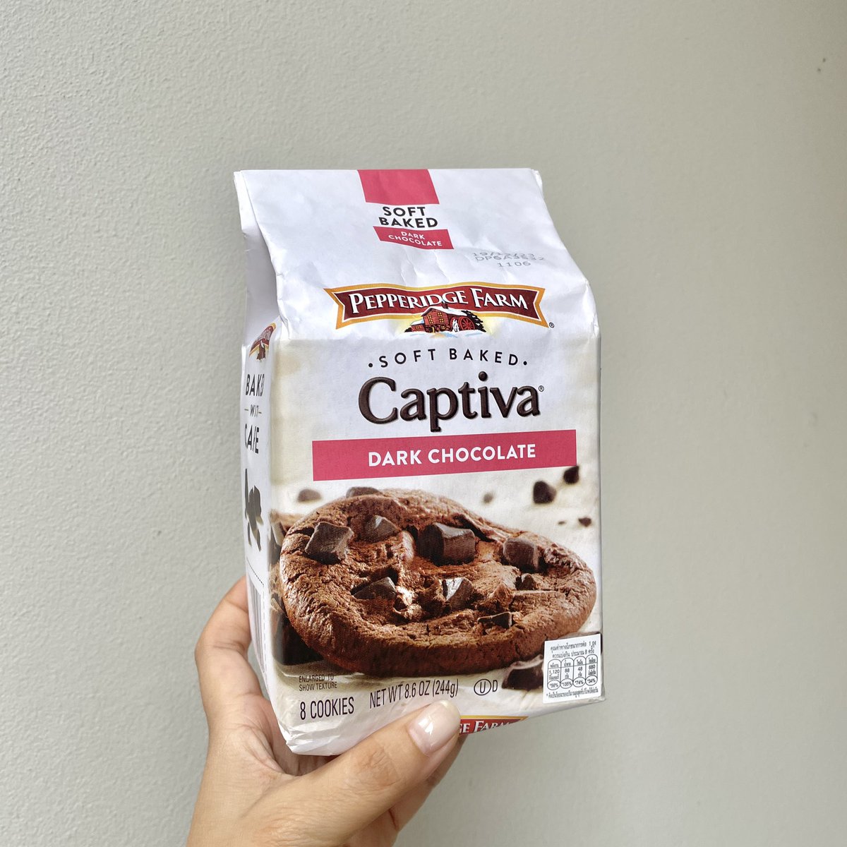 Thookboktor's tweet photo. อันนี้เพิ่งรีวิวไปเลย พูดถึงคุกกี้ซอฟต์เบค ทุกคนต้องนึกถึงของ PEPPERIDGE FARM บ้างแหละ 🍪 ส่วนทางนี้ที่ 1 ในใจคือ captiva ดาร์คช็อกจุกๆ ชิ้นใหญ่ เวฟ 10 วิคือได้ช็อกโกแลตเยิ้มๆแบบฉ่ำ 🤤🍫

พิกัด 📍
Shopee https://t.co/2p8GIad0SN
Lazada https://t.co/KCtJELqfV0 https://t.co/lo8ykd123L