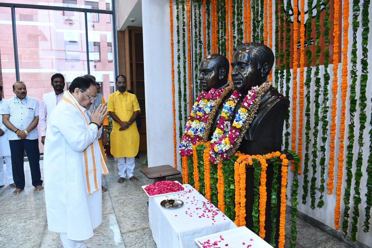 JPNadda's tweet photo. माँ भारती के अमर सपूत, भारत की एकता व अखंडता हेतु अपने प्राण उत्सर्ग करने वाले प्रखर राष्ट्रवादी नेता व विचारक, जनसंघ के संस्थापक, हमारे पथ प्रदर्शक श्रद्धेय डॉ. श्यामा प्रसाद मुखर्जी जी की जन्म-जयंती के पावन अवसर पर उनकी प्रतिमा पर पुष्प अर्पित कर श्रद्धांजलि दी।

आपका जीवन संघर्ष व कार्य सदैव हमारी चेतना में प्रेरणा बनकर प्रवाहित होते रहेंगे।