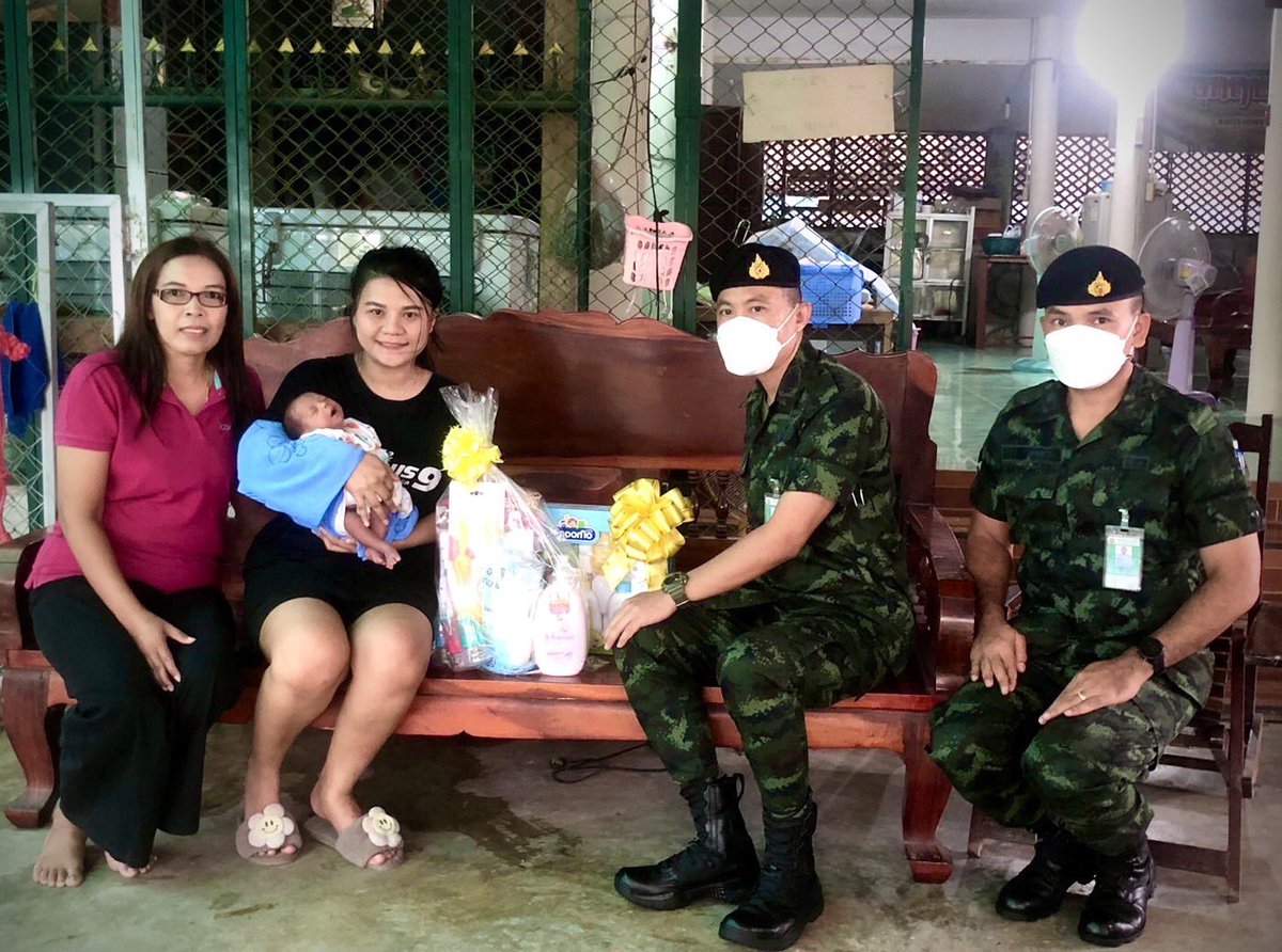 1st_Army_Area's tweet photo. ผบ.ช.พัน.9 พล.ร.9 เยี่ยมเยียนครอบครัวทหารใหม่ที่มีบุตรเกิดใหม่ เพื่อเป็นการลดค่าใช้จ่ายให้กับครอบครัวทหารใหม่ และสร้างขวัญและกำลังใจให้กับทหารใหม่และครอบครัว ที่เสียสละเข้ามารับราชการทหารให้กับกองทัพบก
อ่านต่อ> https://t.co/MJz3tlXZCy
#กองทัพภาคที่1 https://t.co/XB8Mnfrvx6