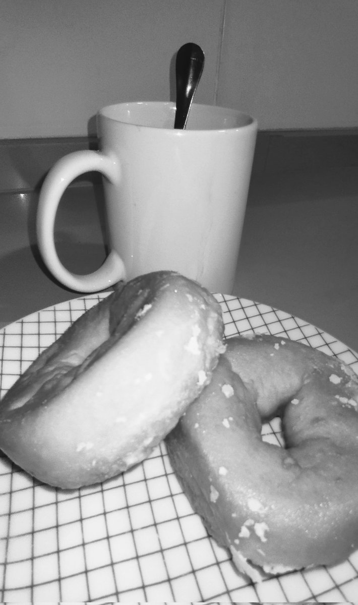 loupuntouve's tweet photo. Bajada de azúcar con desmayo a lo Estela Reynolds incluido. (Y aún estamos a jueves) 🤦🏻♀️
Sacrificarse y comer dos 🍩🍩 para espabilar.
Ains GenSanta que duro es esto.
¡Buen día! 🧚♀️🤷🏻♀️
#Desapercibida
#MiVidaEnB&N https://t.co/uAwsY8iG3o
