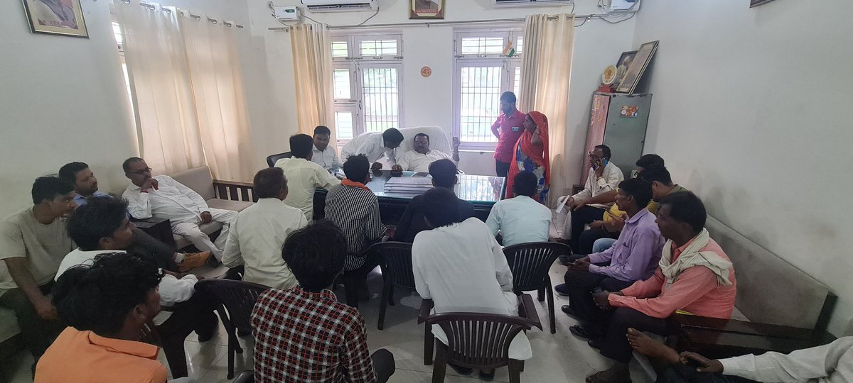 आज अपने जन सहयोग कार्यालय पी डब्ल्यू डी गेस्ट हॉउस पूरनपुर में क्षेत्र से आयी हुई देवतुल्य जनता की समस्याओं को सुनकर संबंधित अधिकारियों को फ़ोन कर उन समस्याओं का तत्काल निस्तारण हेतु आदेशित किया ।