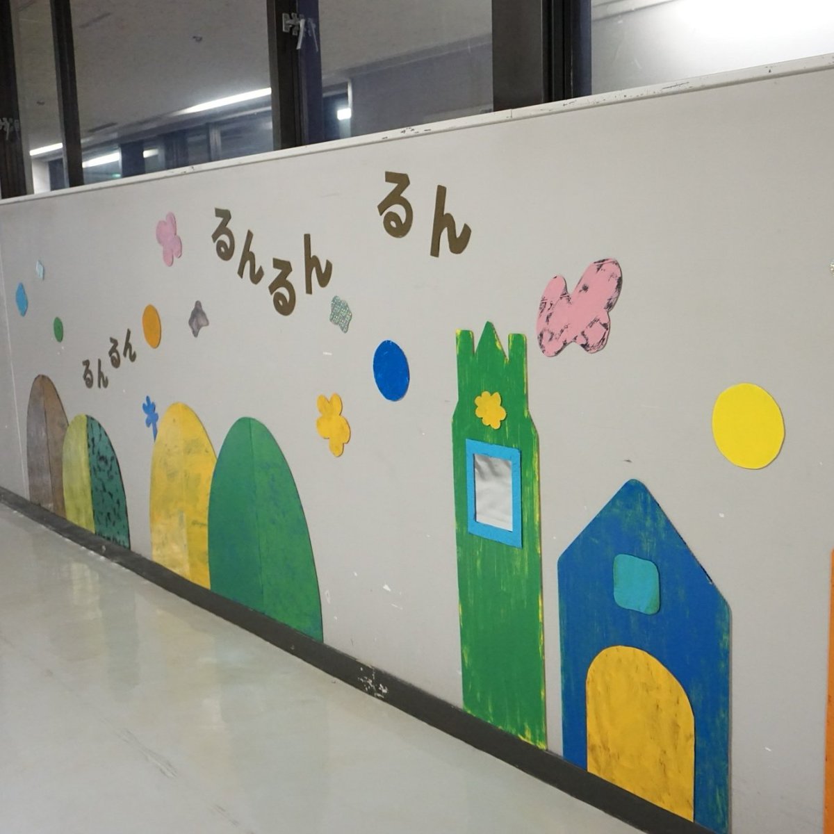 SOMIC_official's tweet photo. ＃ソミック石川 は、＃静岡文化芸術大学 ＃ホスピタルアートプロジェクトしずおか の活動に賛同しています✨

３月、＃静岡県立こども病院 での展覧会
「みんなのカラフルさんぽみち」の様子🧑‍🎨

患者さんの心に寄り添えるアート🎨

素敵な取り組みです✨
https://t.co/xZxsW3Zt1t https://t.co/qigq3Npwlx