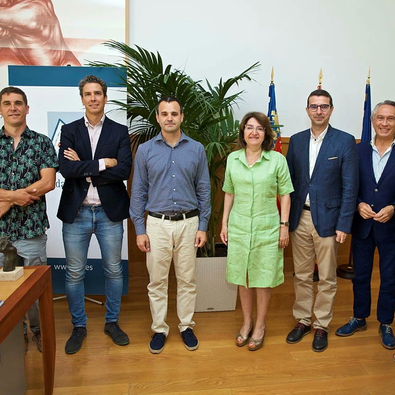 Ayer fue un día especial pues firmé el contrato d profesor titular en la <a href="/UA_Universidad/">Universidad de Alicante UA</a> con rectora <a href="/_AmparoNavarro/">Amparo Navarro Faure</a> junto a familia y compañeros como <a href="/aubeva/">Augusto Beléndez</a> <a href="/GHPO_UA/">Group of Holography and Optical Processing</a> <a href="/DFESTS/">D. Física, Enginyeria de Sistemes i T. del Senyal</a> <a href="/EPSAlicante/">EPS Alicante</a> Gracias a tod@s x vuestros apoyo durante estos + de 20 años en la investigación y docencia