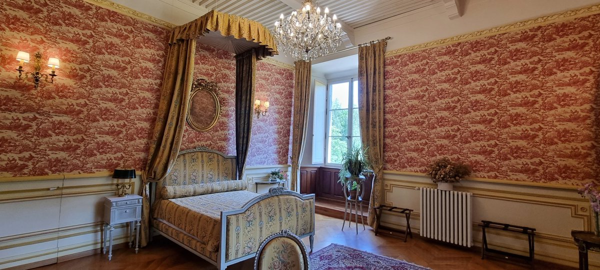 Château de Picomtal aux #Crots
Une tour de guet en bois a été édifiée en 1080 par les chevaliers d'#Embrun chassés par l'archevêché puis consolidée en pierre au XIIIe s., le premier château a été érigé au XIVe s. puis s'est agrandi et a pris sa forme définitive vers 1505
