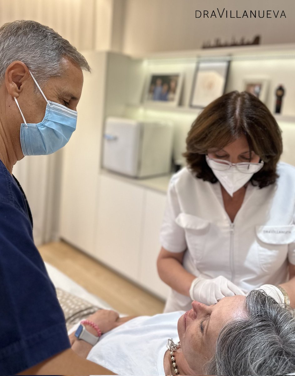 ¡Qué alegría recibir a amigos y compañeros y poder compartir conocimientos e inquietudes! Este lunes tuvimos el placer de recibir al Dr. Carlos Moreu, un amigo de muchos años, con quien compartimos el gusto por la naturalidad y el buen hacer de la #MedicinaEstética.