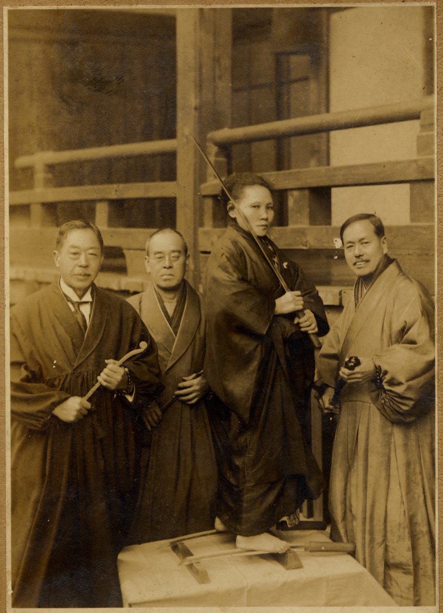 既にご指摘あるけど右の方が江間俊一氏で、江間式心身鍛錬法（鍛錬術