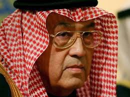 NASEER_OB's tweet photo. ألقى غازي القصيبي كلمة في حفل تخرج كلية البحرين الجامعية سنه ١٤٠٦ هـ قال : 

أجيئكم الليلة خالي الوفاض. لا أملك عباءة الواعظ، ولا محبرة المعلم، ولا حكمة الفيلسوف، لأتحدث إليكم حديثًا قصيرًا يحمل ما في الشعر من جنون كالعقل وعقل كالجنون ، 

أقول: عندما يومئ إليكم الفجر بخجل، سيروا إليه بإصرار

وحين تهمس الحياة في آذانكم برقّة، أجيبوها بصوت يصل إلى مسمع الشواهق

وعندما يباغتكم اليأس، باغتوه بابتسامة الإيمان.

 وعندما تضجّ صدوركم بالأحلام الكبيرة، أقسموا أن تكونوا أكبر من أحلامكم.

أقول: سوف ترتكبون العديد من الأخطاء، فلا تخجلوا من أخطائكم .. ولا تمجّدوها، 

وسوف يلتهم الفشل بعض أمانيكم الغالية، فلا تنصرفوا من مطاردة الأماني إلى مطاردة الفشل.”

- صباح الأمل