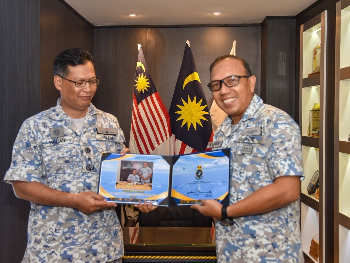 Berkunjung hormat.

Komandan @MAFDC1, Laksma Badarudin Taha berkesempatan bertemu Timbalan Panglima Armada Timur di MPA Timur usai taklimat operasi pagi tadi. Kunjungan ini tanda penghargaan kpd MPA Timur atas kesudian terima kehadiran delegasi MPAT.

#NavyNews