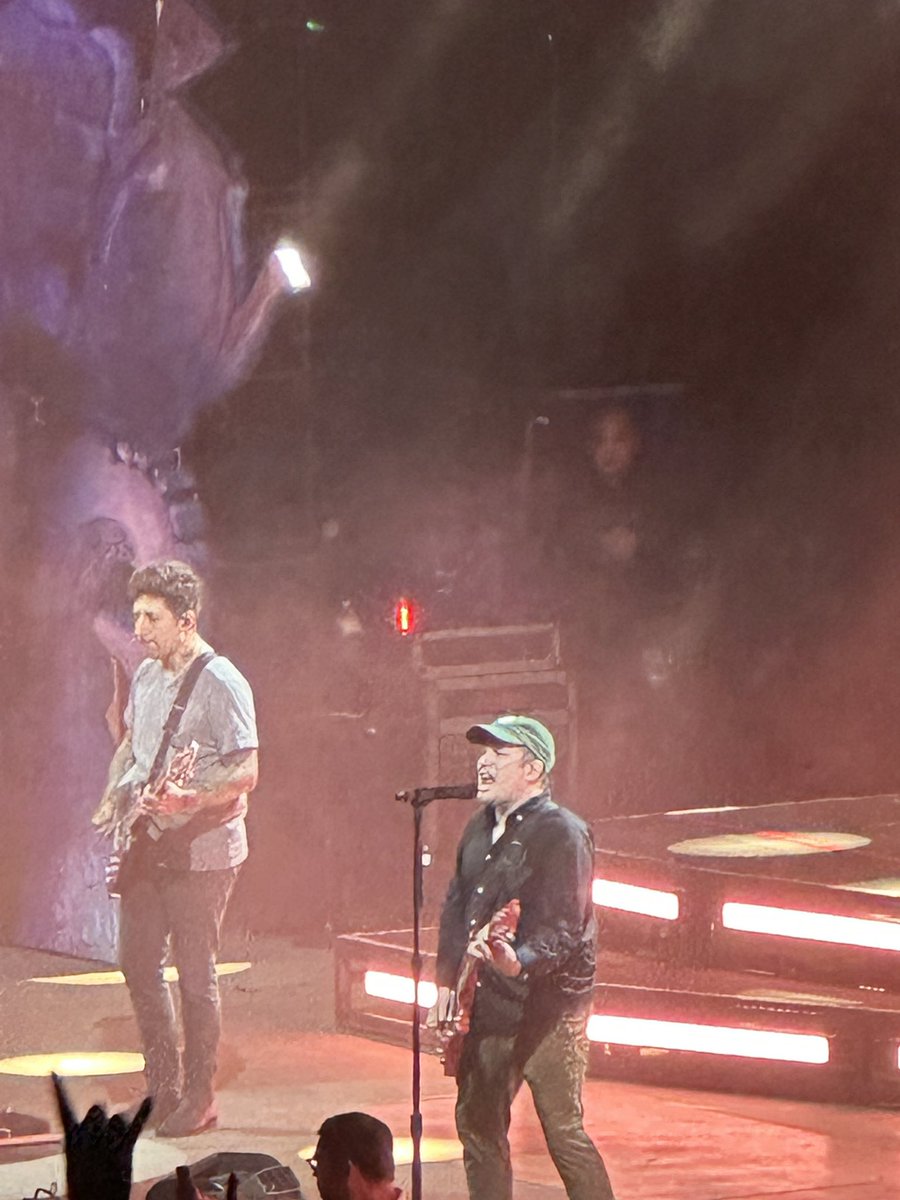 jesssvr's tweet image. I love them so much. @falloutboy #smfs #tourdust #mountainview