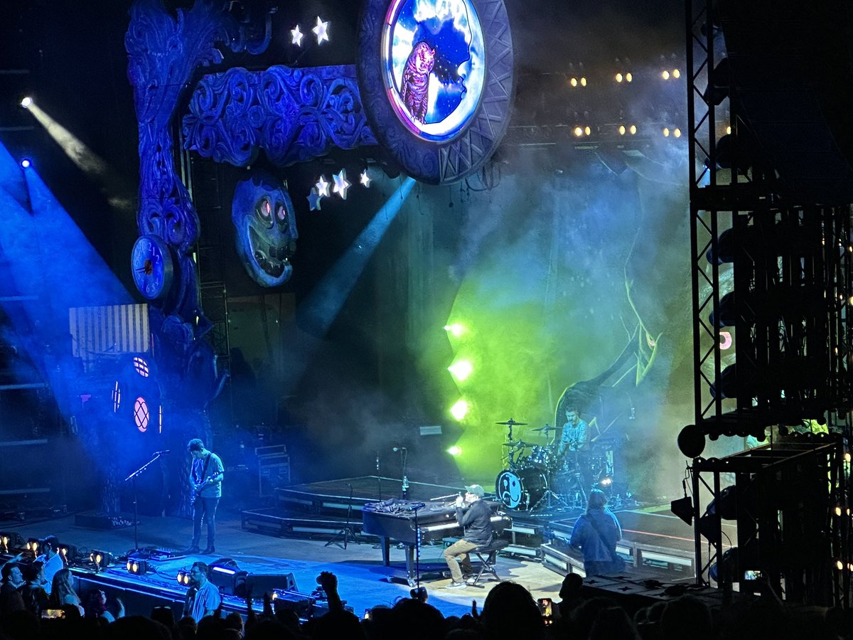 jesssvr's tweet image. I love them so much. @falloutboy #smfs #tourdust #mountainview