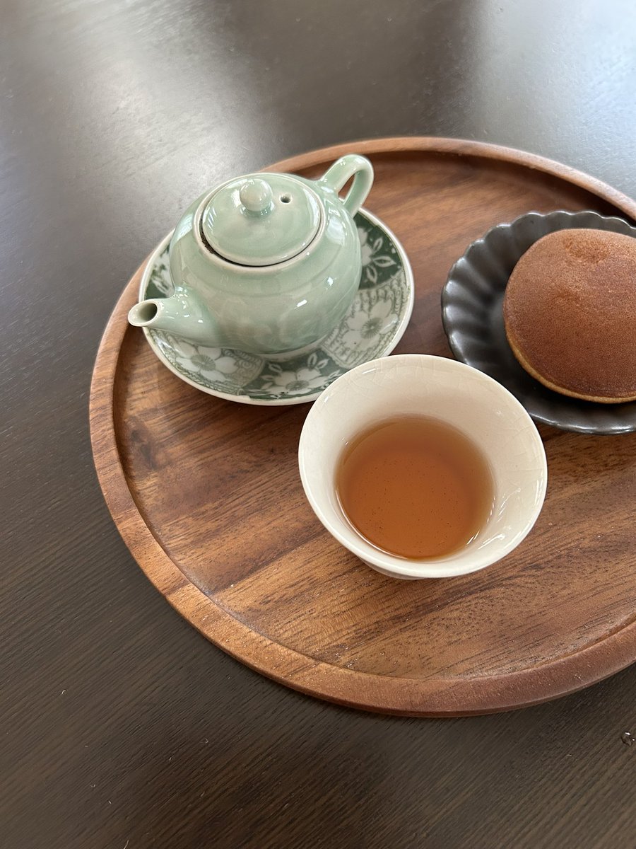 今日は白茶。6〜7年ものの餅茶を崩して飲んでいます。水色も紅茶みたいな褐色です。仄かに干し草みたいな香りも残っています。お供は小布施堂さんの栗かのこどら焼き。

#中国茶