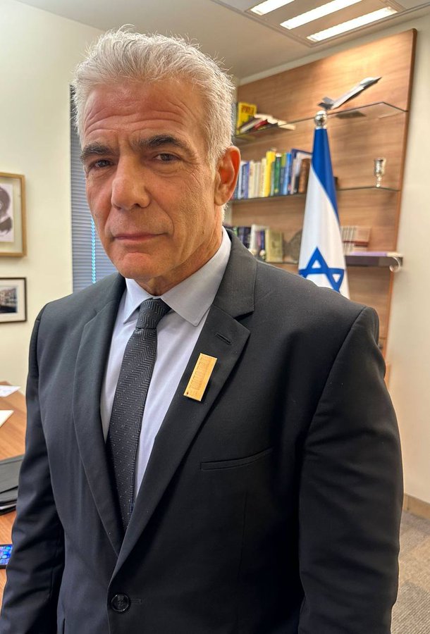 חידה: איזה סיכה עונד הליצן על ההג'קט?