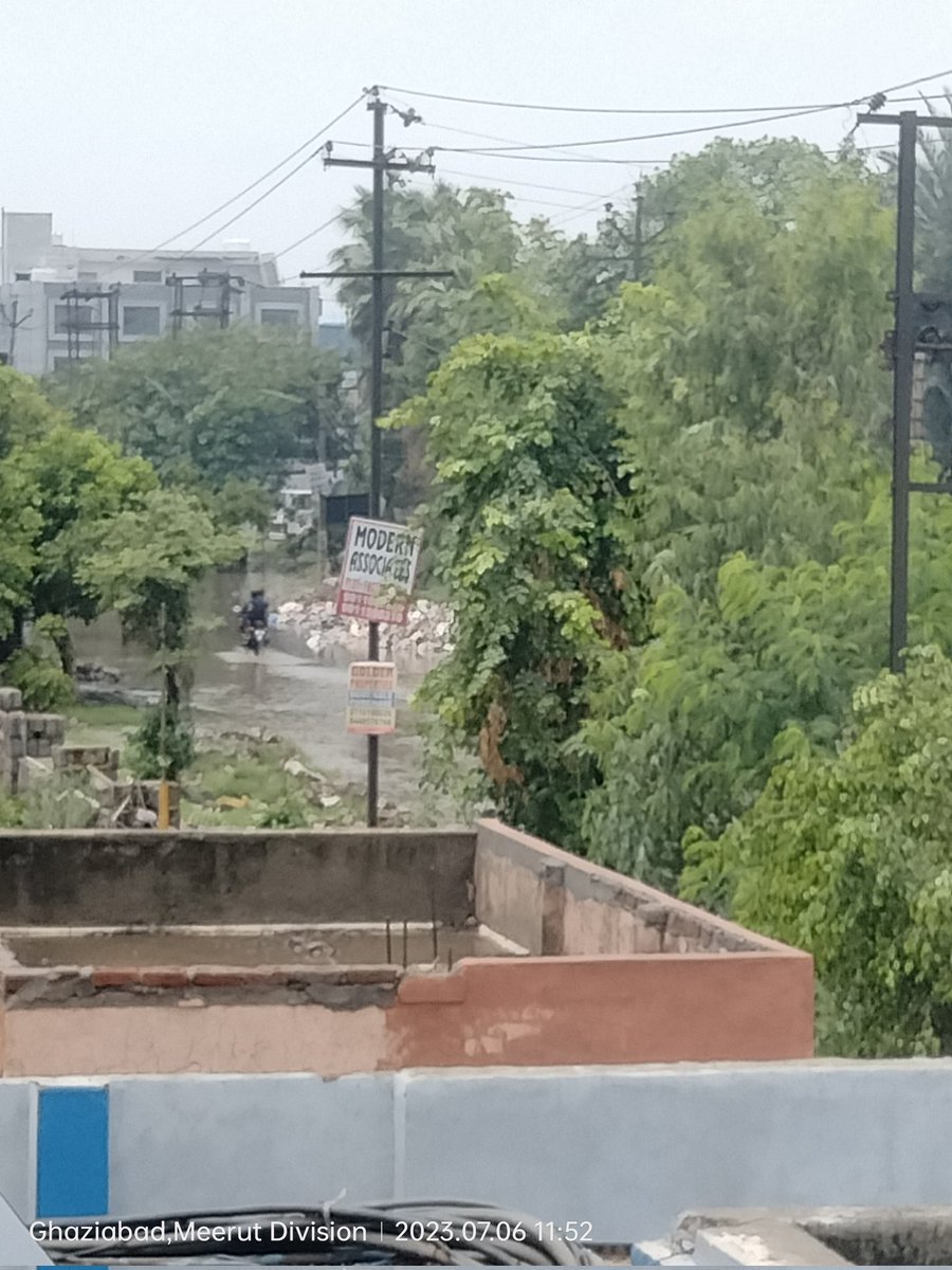 samipyachand's tweet photo. @GzbNagarNigam
@sunitadayalbjp
नहीं सर ये कोई तालाब नहीं है, बल्कि गाजियाबाद साहिबाबाद का इंडस्ट्रियल एरिया साइट IV है। नाले का लेवल, मुख्य नाले से उपर है। सड़क पर अनेकों गड्ढे हैं। 10 मिनट बारिश में नाला, रोड एक बराबर हो जाता है। वोटर हम भी हैं।
@myogioffice @myogiadityanath https://t.co/jqD2YTuHlV