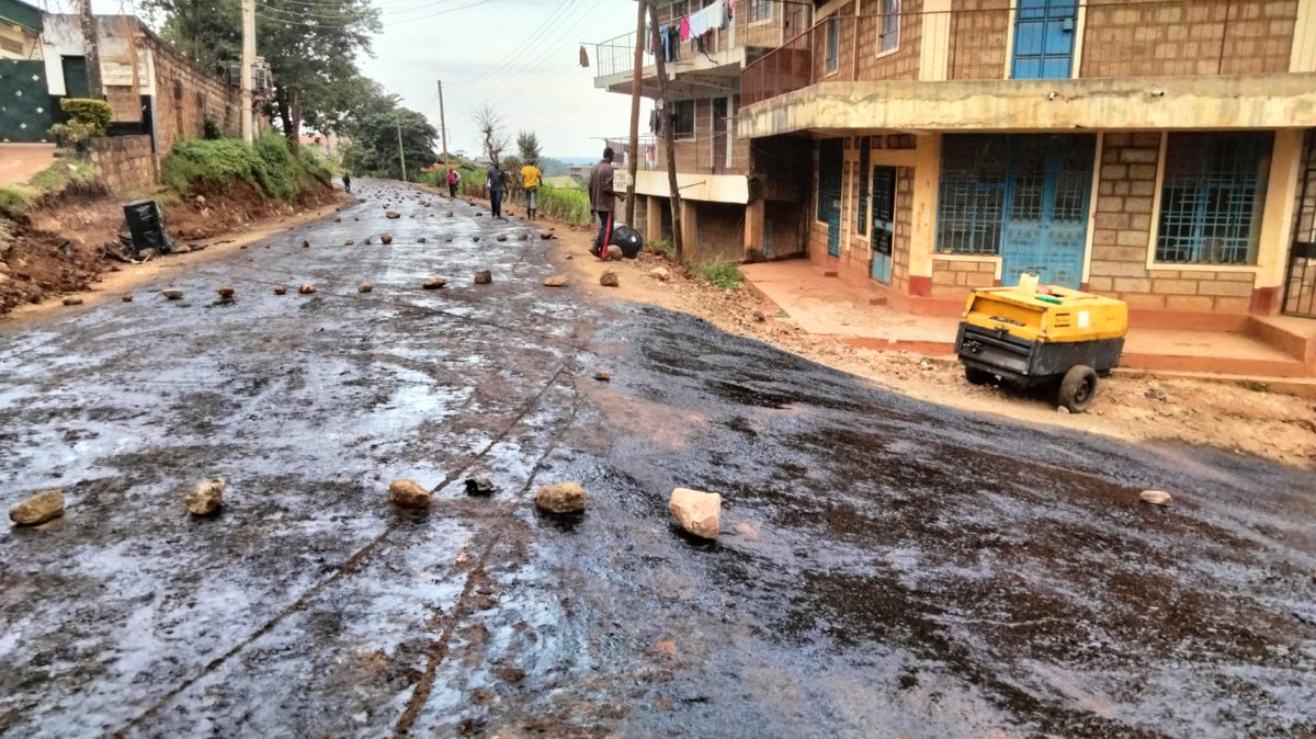 RodgersKipembe's tweet photo. Murang'a County wanakapitia, vumbi inapakwa bitumen, wanaambiwa ni beautification. https://t.co/6gN7hAzVcJ
