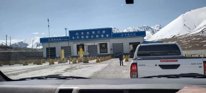 𝐓𝐡𝐞 𝐇𝐨𝐧𝐞𝐲 𝐓𝐫𝐚𝐩 Post meeting, locals spotted the convoy of the Chief Minister of occupied #GilgitBaltistan Md Khalid Khurshid Khan (#PTI), Gov Syed Mehdi Shah (#PPP) & other govt officials of GB entering into Chinese borders where they were offered women & alcohol 5/9