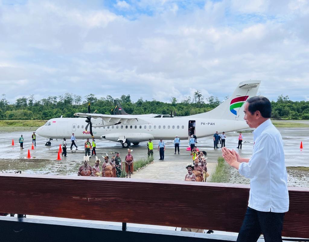 Setelah pengembangan dengan biaya Rp287 miliar dari APBN, bandara ini memiliki landasan 1.650m x 30m yang mampu didarati pesawat tipe ATR72-600. Bandara Ewer juga dilengkapi terminal penumpang berkapasitas hingga 14 ribu penumpang per tahun.