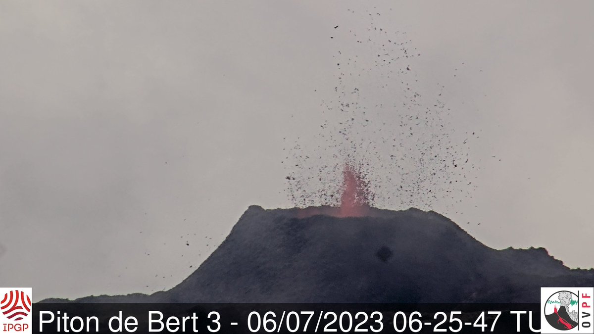🌋 L'activité au Piton de la Fournaise se poursuit avec l'édification d'un cône volcanique au niveau de la fissure sud est. L'activité d'écoulement de la lave s'est focalisée ces dernières 24h sur le haut des Grandes Pentes.