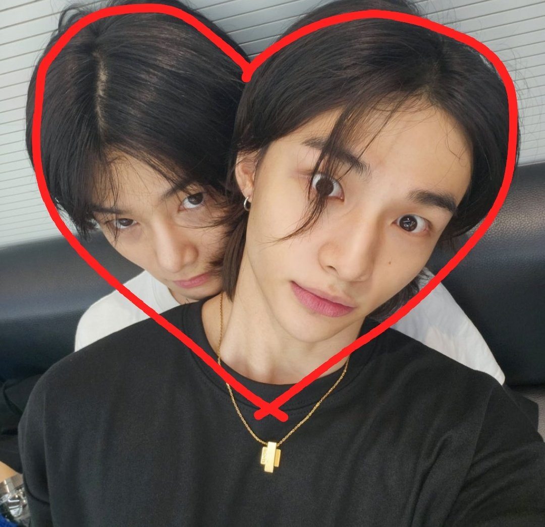 cchyunin's tweet photo. AMIGAS 😞 https://t.co/P8yIgAUyQz