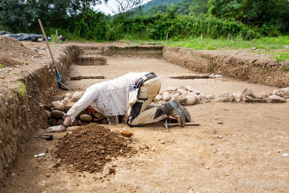 floregiraud's tweet photo. Je suis de retour sur le chantier archéologique de @sbvarcheo . Les archéolog continuent de faire des trous à la recherche de l'Histoire. Sur le parcours, ils trouvent beaucoup de terre et de cailloux ! #despetitstroustoujoursdespetitstrous 
#archeologie #fouillesarcheologiques https://t.co/49LPE0reL5