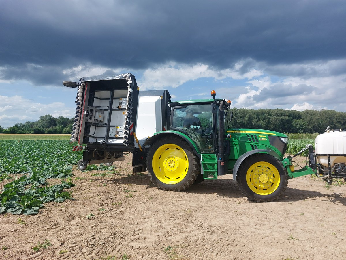 Vandaag testen wij op <a href="/ILVOvlaanderen/">ILVO</a> 
de <a href="/ecorobotix/">Ecorobotix</a>  precisiespuit🚜. Veelbelovende resultaten van een machine die op vandaag klaar voor gebruik en beschikbaar is voor landbouwers. Een mooi voorbeeld van hoe technologie tot besparing in gewasbeschermingsmiddelen zorgt!