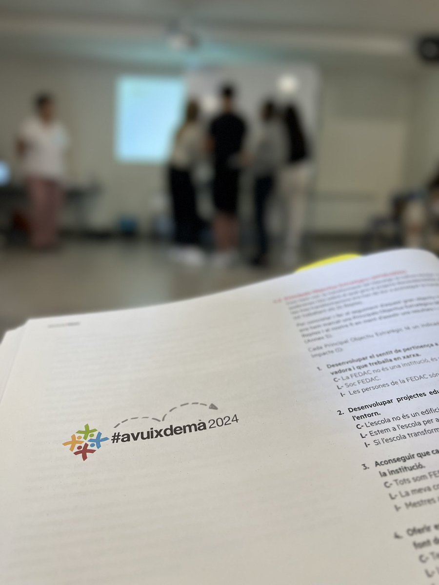 guille2fer's tweet photo. Dia 4 de l’#aCOLLidaI a Gombrèn. 

Treballem els paradigmes i els POEs. 

@EscolesFEDAC #avuixdemà https://t.co/HHQrAlRtzf
