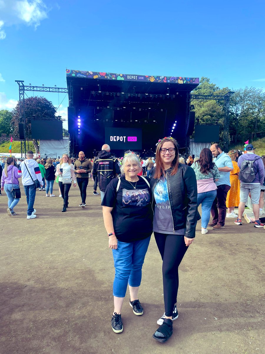 lisaathomass's tweet photo. There’s just no place better than a @westlifemusic  concert..
my happy place!💚 https://t.co/IlFDgMeHET